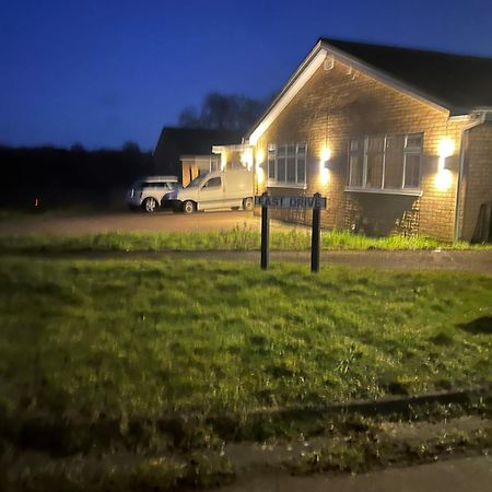 Double Room At The Bungalow With Shared Shower Room Kettering Eksteriør bilde