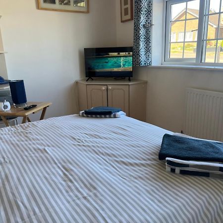 Double Room At The Bungalow With Shared Shower Room Kettering Eksteriør bilde