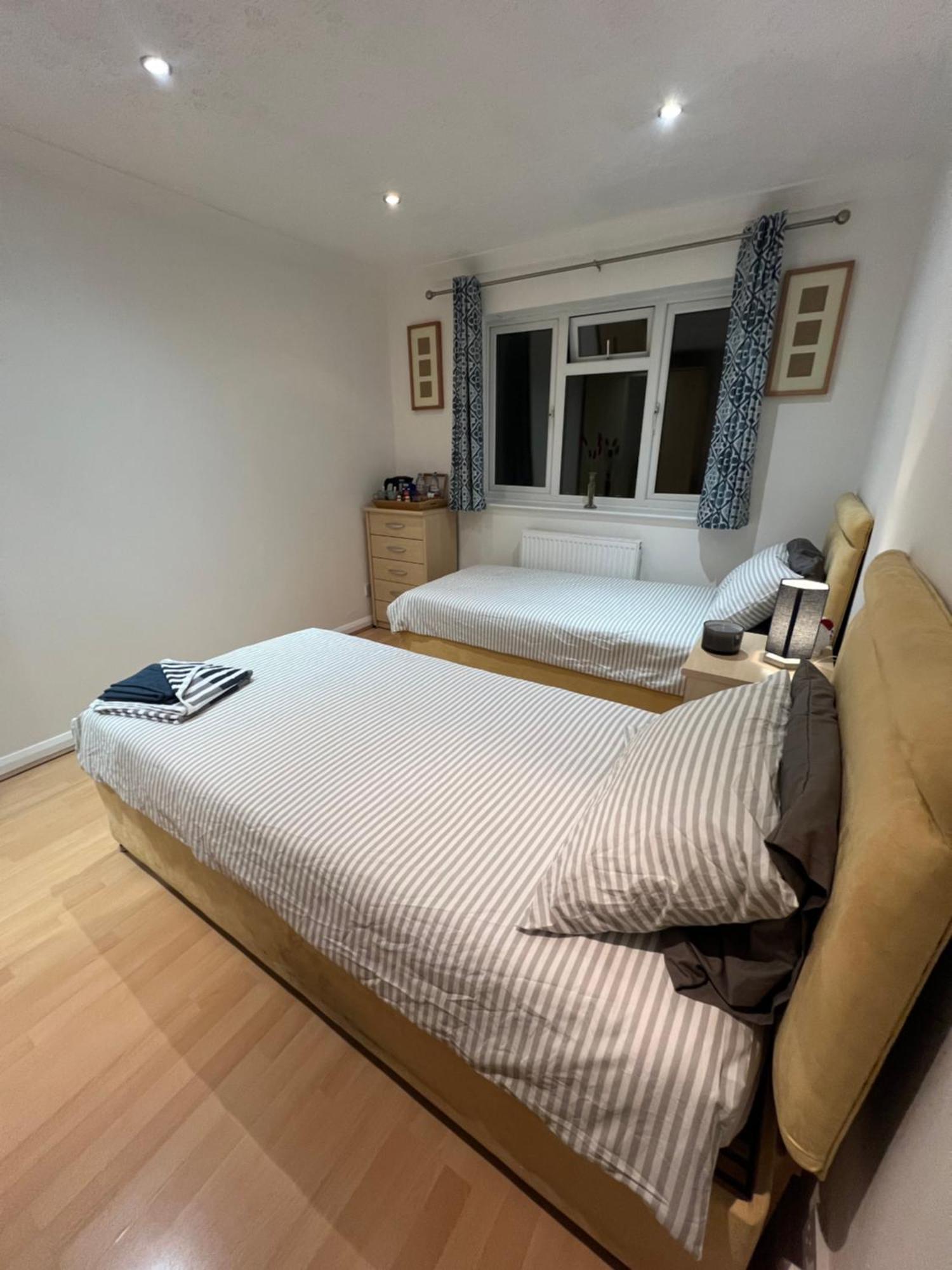 Double Room At The Bungalow With Shared Shower Room Kettering Eksteriør bilde