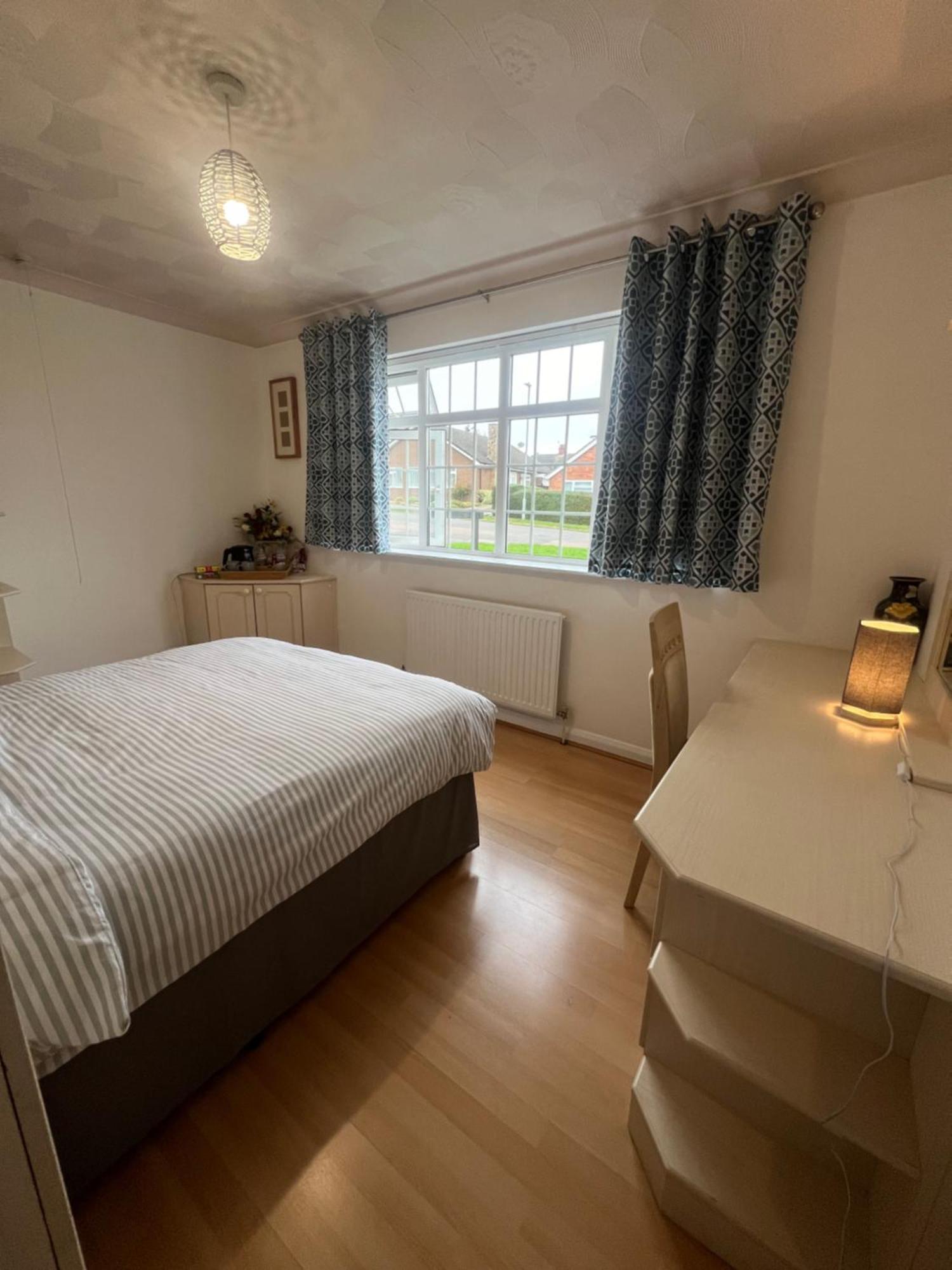 Double Room At The Bungalow With Shared Shower Room Kettering Eksteriør bilde