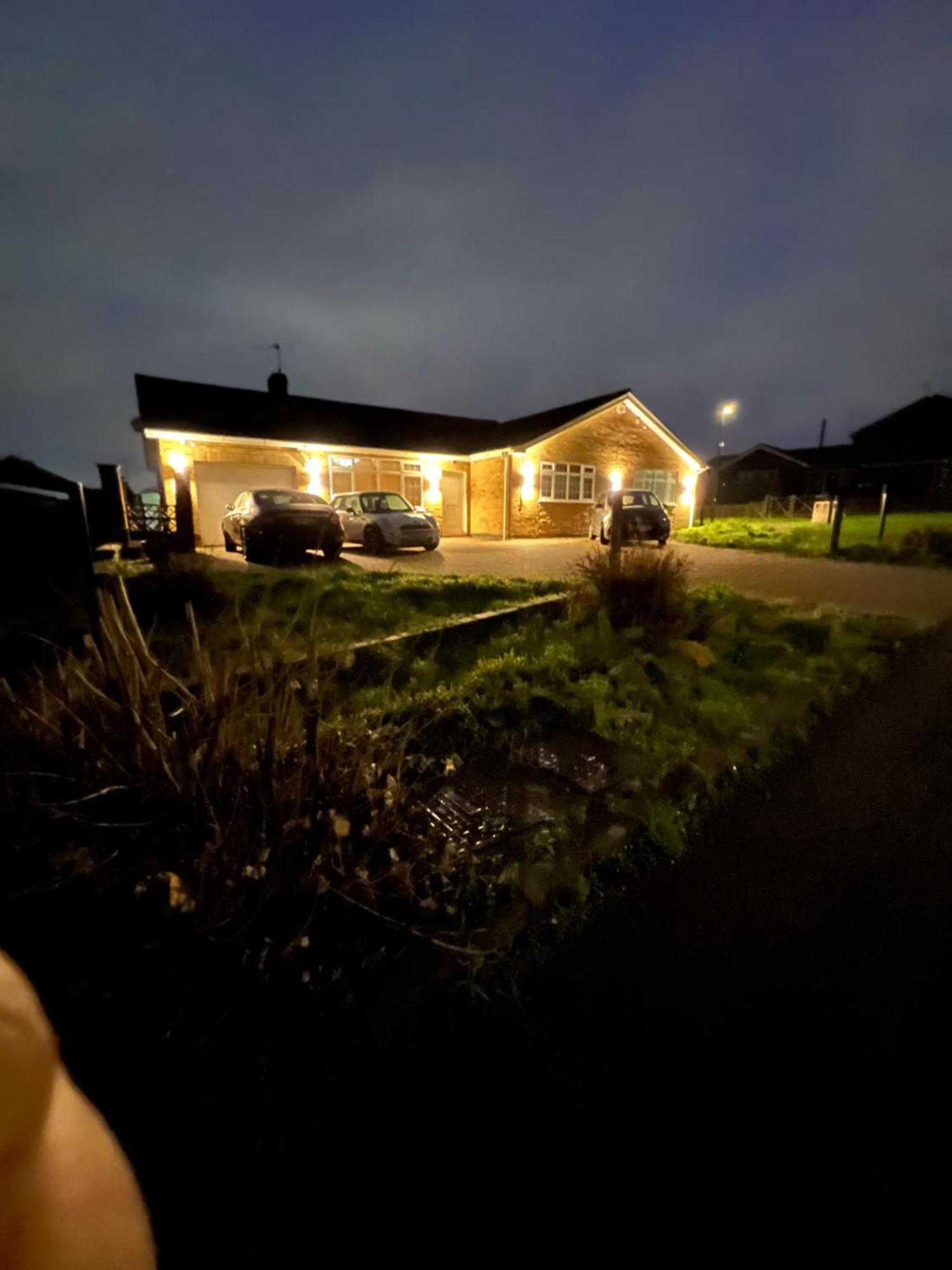 Double Room At The Bungalow With Shared Shower Room Kettering Eksteriør bilde