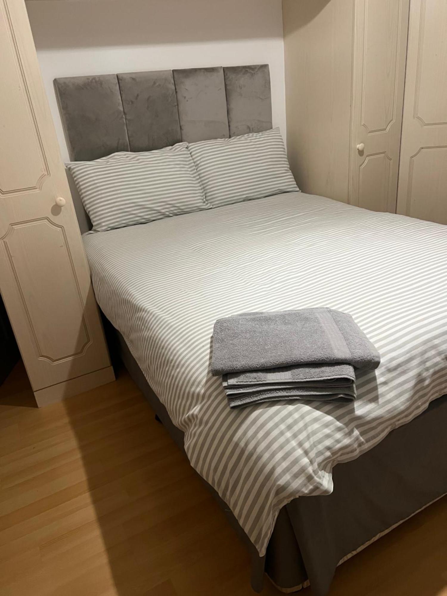 Double Room At The Bungalow With Shared Shower Room Kettering Eksteriør bilde