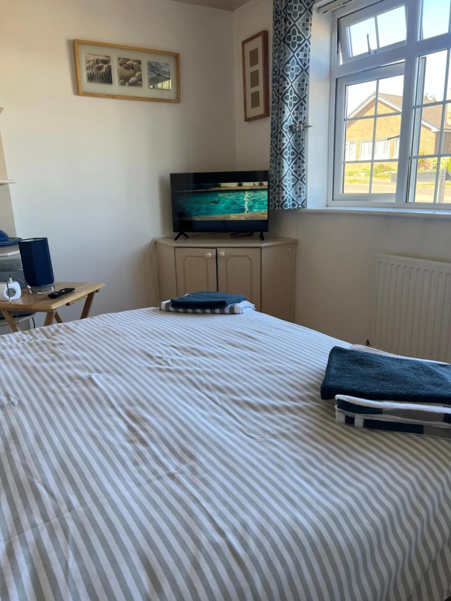 Double Room At The Bungalow With Shared Shower Room Kettering Eksteriør bilde
