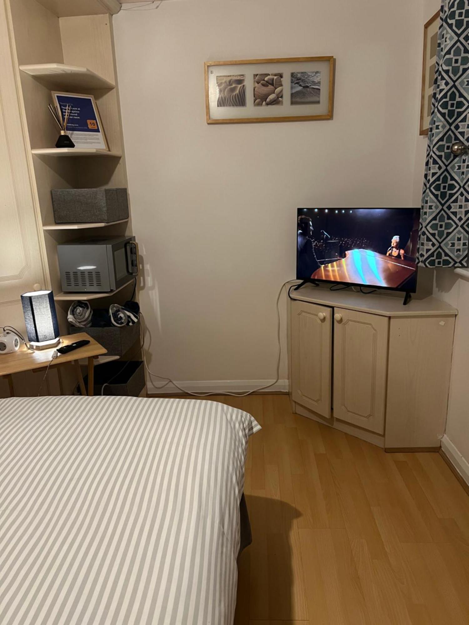 Double Room At The Bungalow With Shared Shower Room Kettering Eksteriør bilde