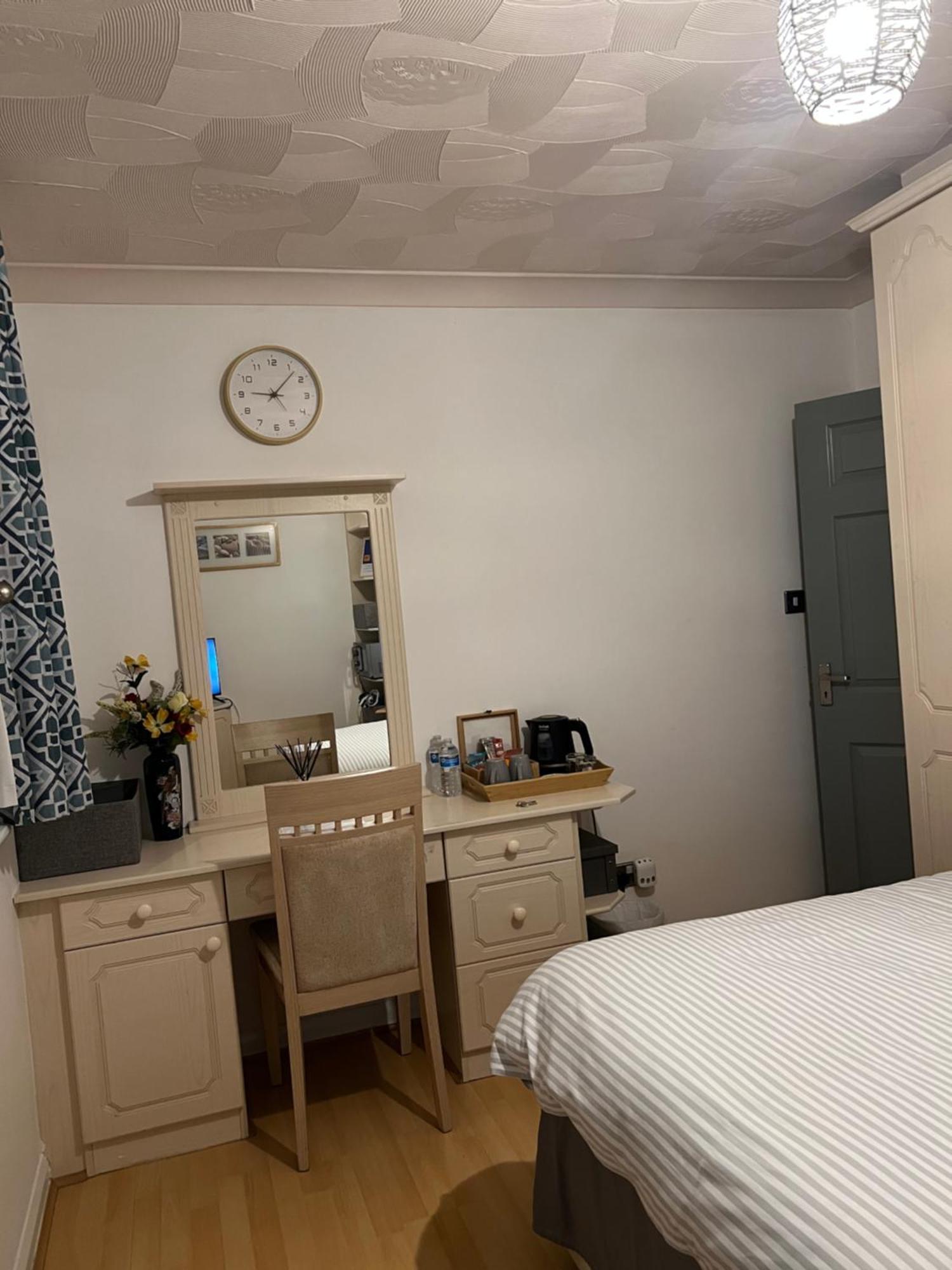 Double Room At The Bungalow With Shared Shower Room Kettering Eksteriør bilde